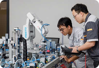 2 nhân viên nhận bằng khen “Công nhân Giỏi huyện ”